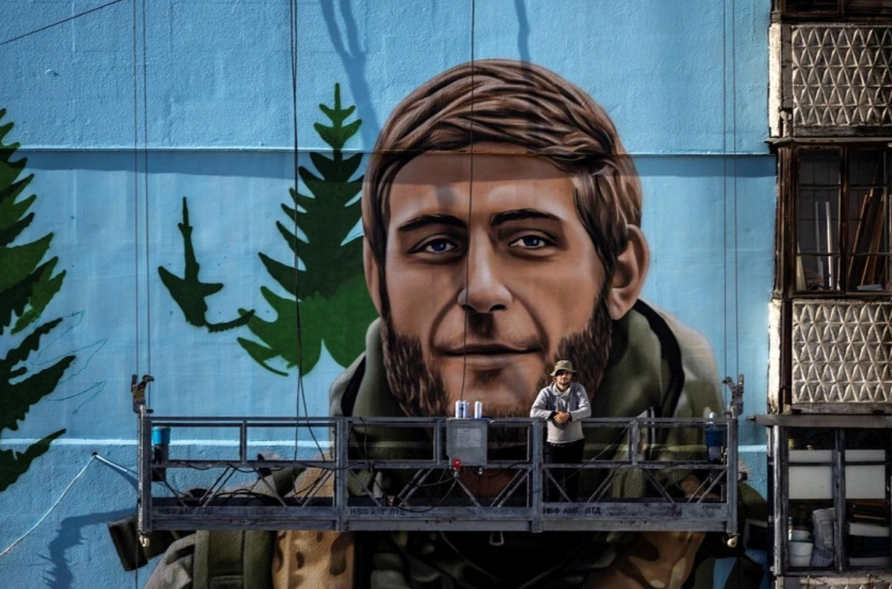 Ukrainian Artist Adorns Kyiv High-rises With Images Of Fallen Soldiers ...